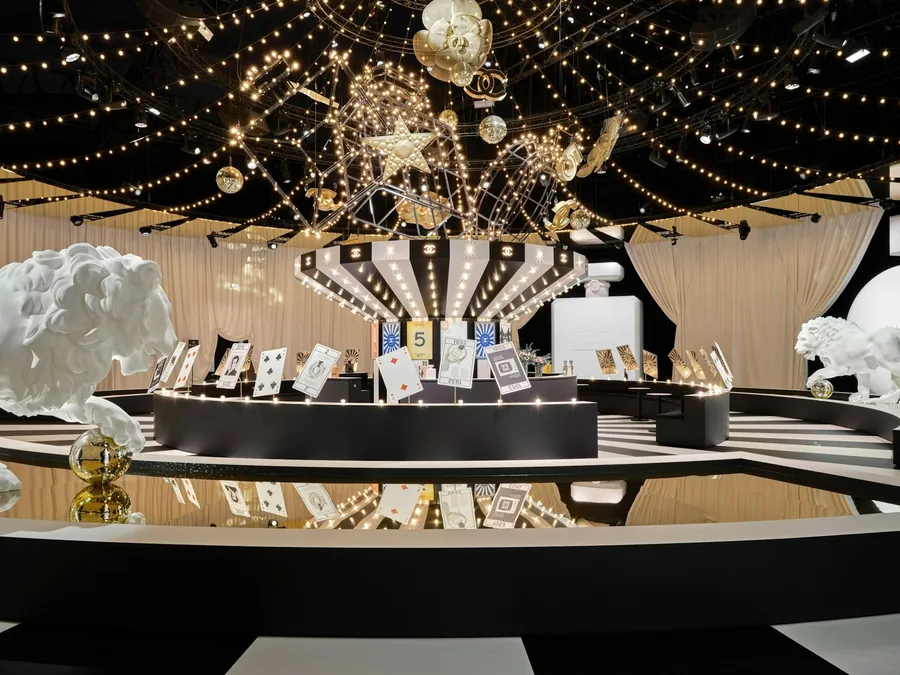 CHANEL Le Grand Numéro: la pista central con esculturas blancas bajo un cielo centelleante de luces y estrellas